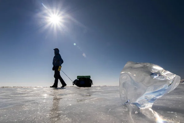 Χειμερινή Λίμνη Πάγο Διαφανή Μπλοκ Στο Ηλιοβασίλεμα — Φωτογραφία Αρχείου