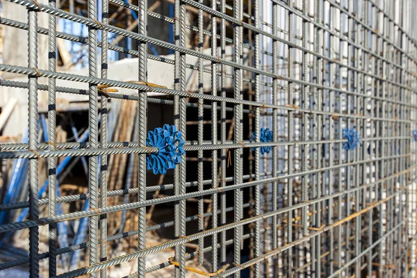 Monolitik bir duvar döşemek için çerçeveye bağlanmış metal tel.