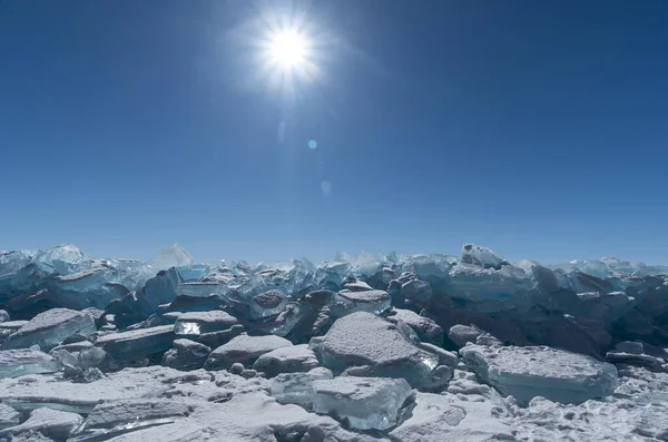 Sol Está Cenit Sobre Lago Invierno Con Bloques Transparentes Hielo — Foto de Stock