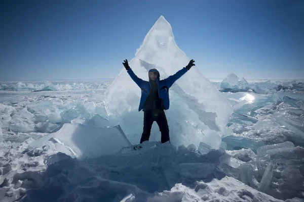 Turista Está Parado Fondo Bloque Hielo Durante Día Contra Cielo — Foto de Stock