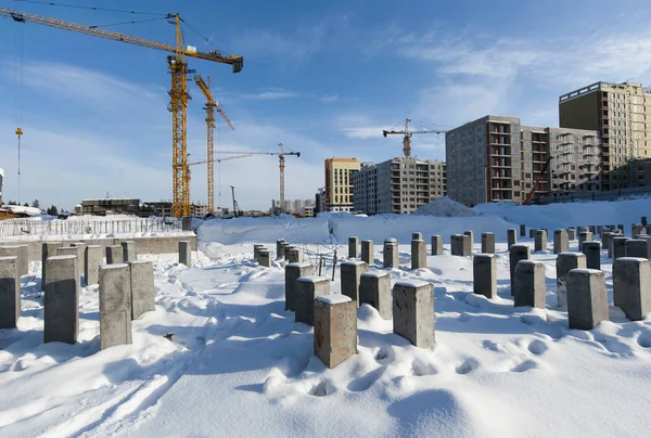 Pilhas Entupidas Primeiro Plano Uma Nova Casa Construção Inverno Contra — Fotografia de Stock