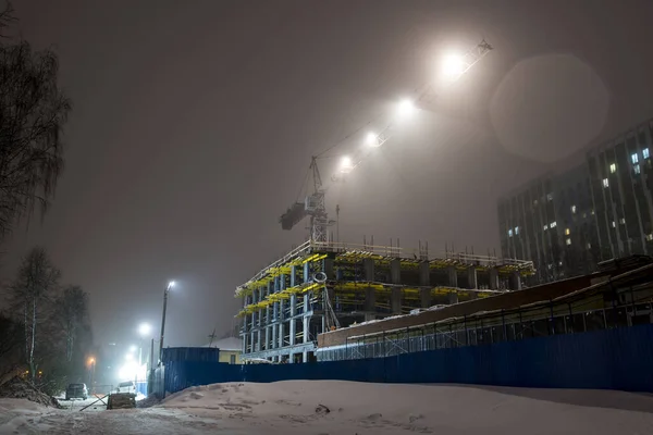 Trabalho Nocturno Num Novo Edifício Monolítico Construção Com Iluminação Guindaste — Fotografia de Stock