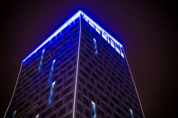 Gevel Van Het Nieuwe Huis Met Verlichte Ramen Een Zijhelling — Stockfoto