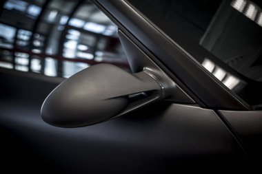 Gri, modern bir yarış arabasının yan aynası.