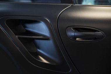 Kapı kolu olan gri modern bir arabanın kapı ögeleri.