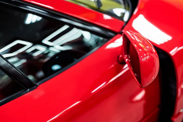 Zijspiegel Van Een Rode Moderne Raceauto Close Met Wazig Achtergrond — Stockfoto