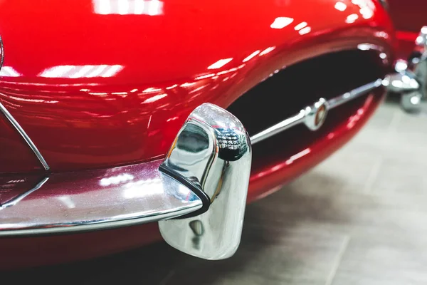 Хромированный Бампер Красного Ретро Гоночного Автомобиля Вблизи Размытым Фоном — стоковое фото