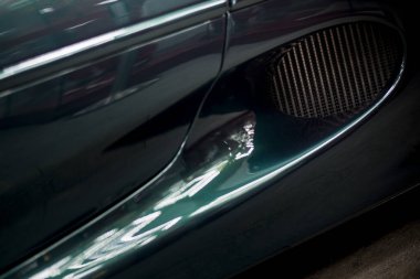 Kapı kolu olan modern bir yarış arabasının kapı unsurları