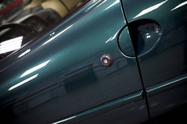 Kapı kolu olan modern bir yarış arabasının kapı unsurları