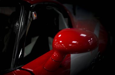 Modern bir yarış arabasının yan aynası. Yaklaş.