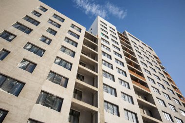 renkli dekoratif sıva ile panoramik Pencereler ile yapım aşamasında evin cephe