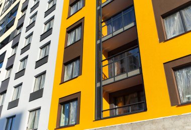 renkli dekoratif sıva ile panoramik Pencereler ile yapım aşamasında evin cephe