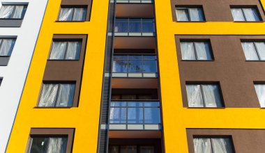 renkli dekoratif sıva ile panoramik Pencereler ile yapım aşamasında evin cephe