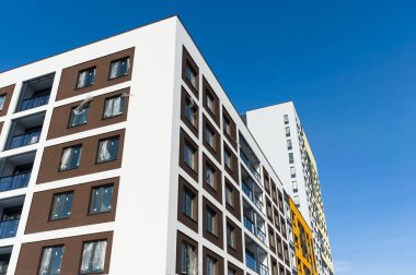 renkli dekoratif sıva ile panoramik Pencereler ile yapım aşamasında evin cephe