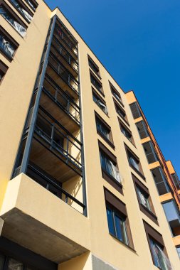 renkli dekoratif sıva ile panoramik Pencereler ile yapım aşamasında evin cephe