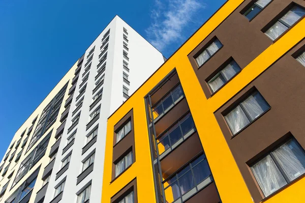 renkli dekoratif sıva ile panoramik Pencereler ile yapım aşamasında evin cephe