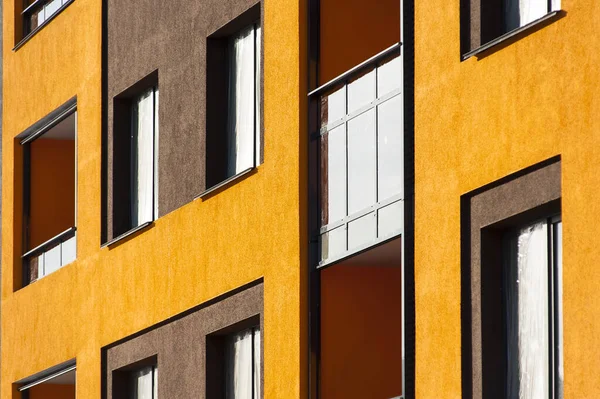 Fassade Des Bau Befindlichen Hauses Mit Panoramafenstern Mit Buntem Zierputz — Stockfoto