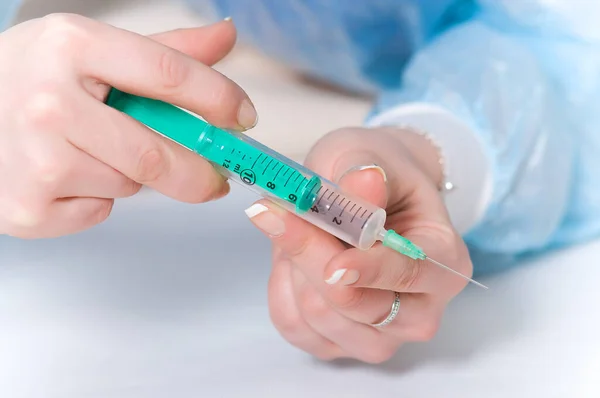 Handen Van Een Vrouwelijke Arts Met Een Injectiespuit Worden Van — Stockfoto