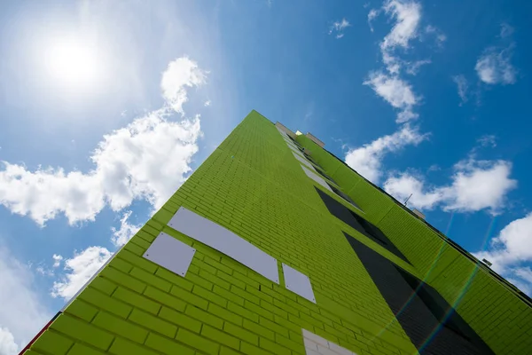 Neues Mehrstöckiges Ziegelfarbenes Wohnhaus Vor Blauem Himmel Mit Sonnigem Glanz — Stockfoto