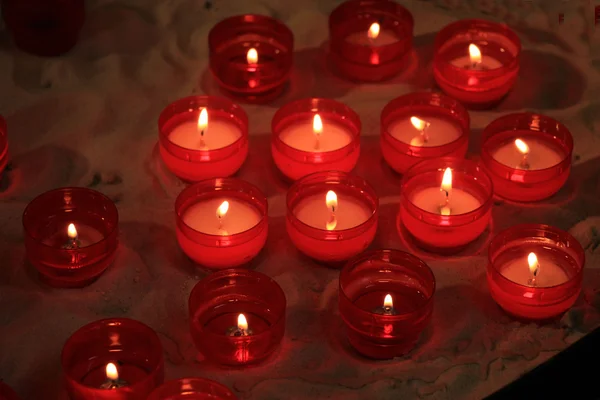 赤の奉納の蝋燭 — ストック写真