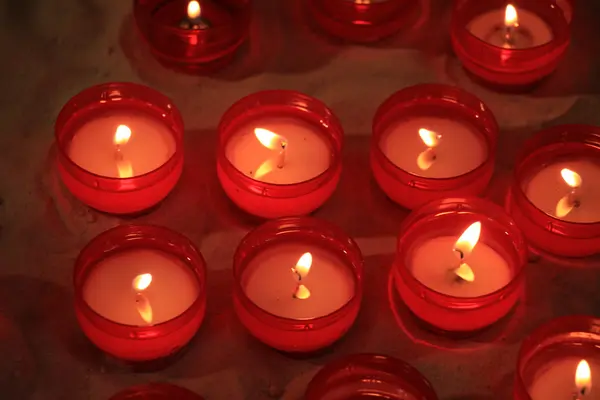 Candele votive rosse — Foto Stock