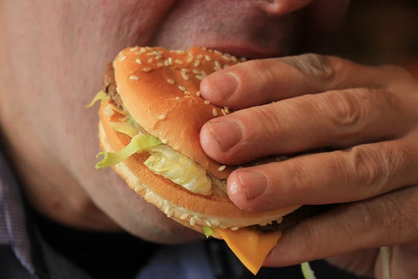 Man eating a hamburger — Stock Photo, Image