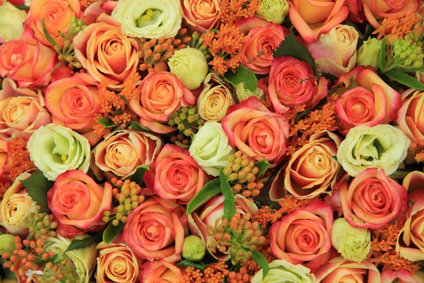 Rosas anaranjadas y amarillas en un ramo nupcial — Foto de Stock