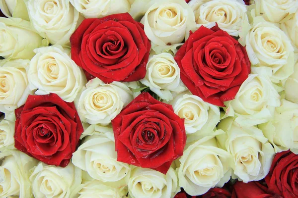 Rosas rojas y blancas en un arreglo de boda — Foto de Stock