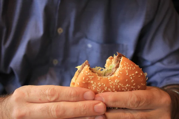 Man holding a hamburger — Stock Photo, Image