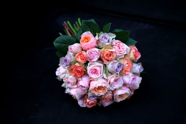 在新娘捧花粉色玫瑰 — 图库照片