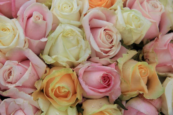 Roses pastel dans un arrangement de mariage — Photo