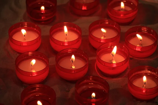 Červené votivní svíčky — Stock fotografie