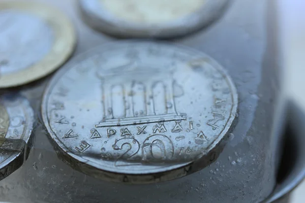 Κατεψυγμένα περιουσιακά στοιχεία κέρματα σε πάγο — Φωτογραφία Αρχείου