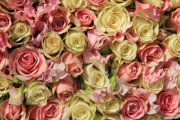 Fehér és rózsaszín rózsa esküvői elrendezése — Stock Fotó