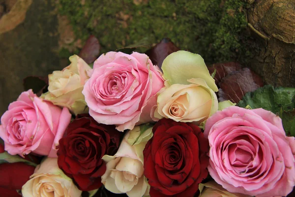 Bruiloft bloemen in roze en rood — Stockfoto