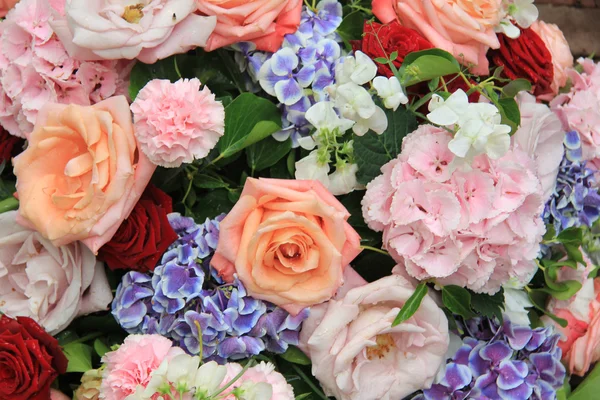 Bruids bloemstuk in roze en wit — Stockfoto