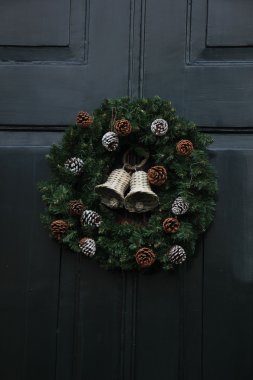 rattan çan ile Noel çelenk