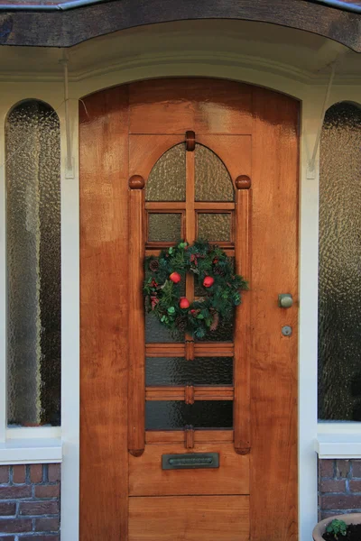 Puerta delantera con decoraciones navideñas — Foto de Stock