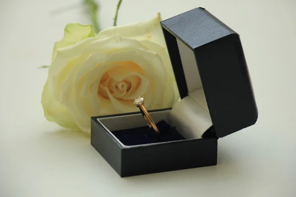 Обручальное кольцо в коробке — стоковое фото
