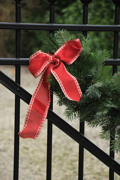 Guirlanda de Natal em cerca — Fotografia de Stock