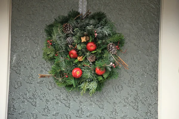 Corona de Navidad con decoraciones —  Fotos de Stock