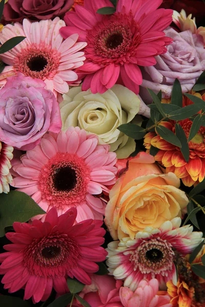 Gerberas e rosas em buquê de noiva — Fotografia de Stock