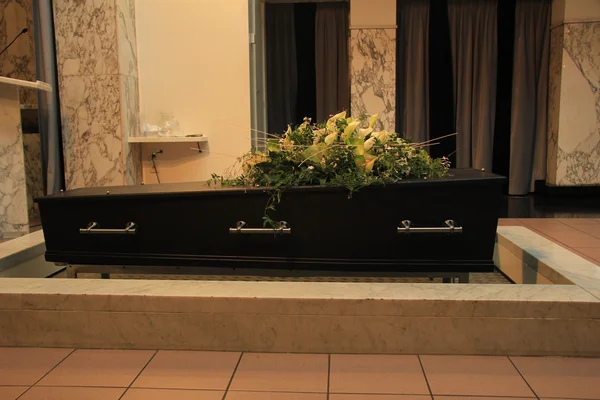 Funeral flowers on a casket — Stock Photo, Image