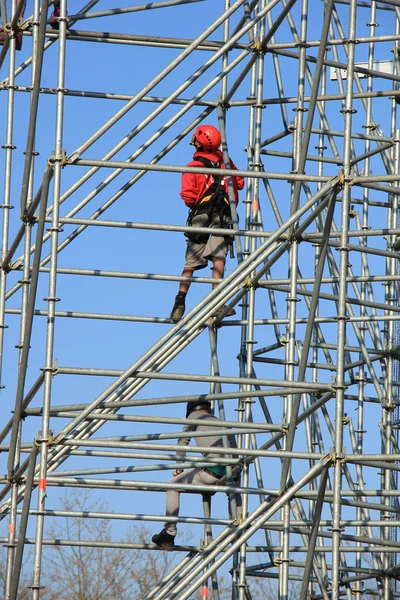 Trabalhador da construção civil em andaimes — Fotografia de Stock