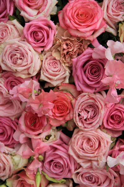 Lathyrus y rosas en un ramo de bodas — Foto de Stock