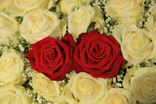 Červené růže v bílé kytice — Stock fotografie