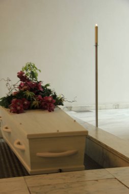 Beyaz tabut cenaze çiçek ile