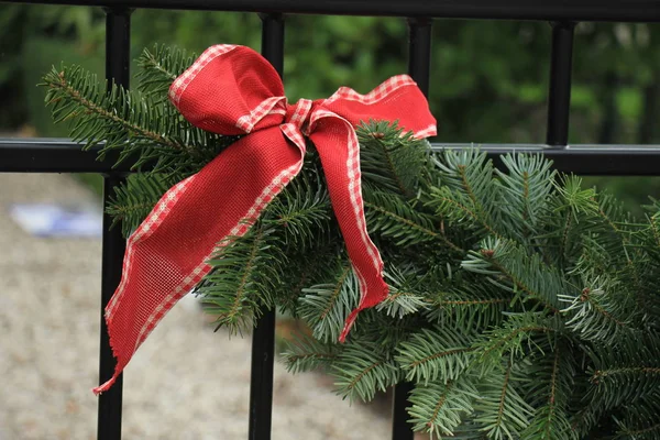 Guirlanda de Natal em cerca — Fotografia de Stock