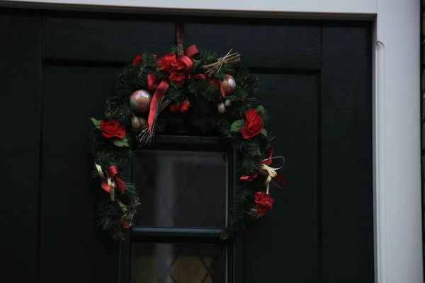 Julekrans med dekorasjoner – stockfoto