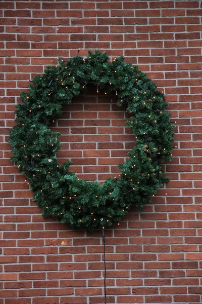 Corona de Navidad en la pared —  Fotos de Stock